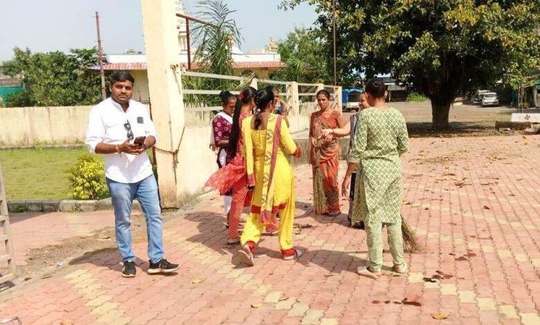 માજી જિલ્લા પંચાયતનાં પ્રમુખ મંગળભાઈ ગાવિત MLA વિજય પટેલની પાછળ તાળી પાડતાં નજરે પડે છે