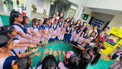 Photo of डांग जिले के बोरखल माध्यमिक विद्यालय में मेहंदी प्रतियोगिता आयोजित हुई।