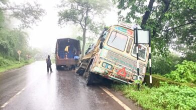 Photo of डांग जिले के सापुतारा घाटमार्ग में टमाटर से लदा एक ट्रक सड़क के किनारे दीवार से टकराने से हादसा हो गया।