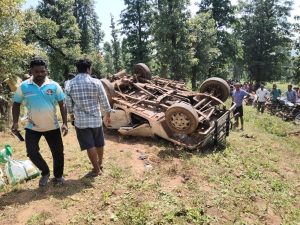 डांग ज़िले के सुबीर तालुका में आज सुबह एक भीषण सड़क हादसा हुआ।