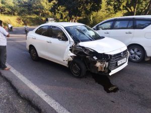 डांग में सापुतारा-शामगहन मार्ग पर एक पिकअप वाहन ने कार को टक्कर मार दी।