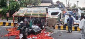 डांग जिले के सापुतारा-वाघई मार्ग पर टमाटर से लदा पिकअप वाहन पलटा