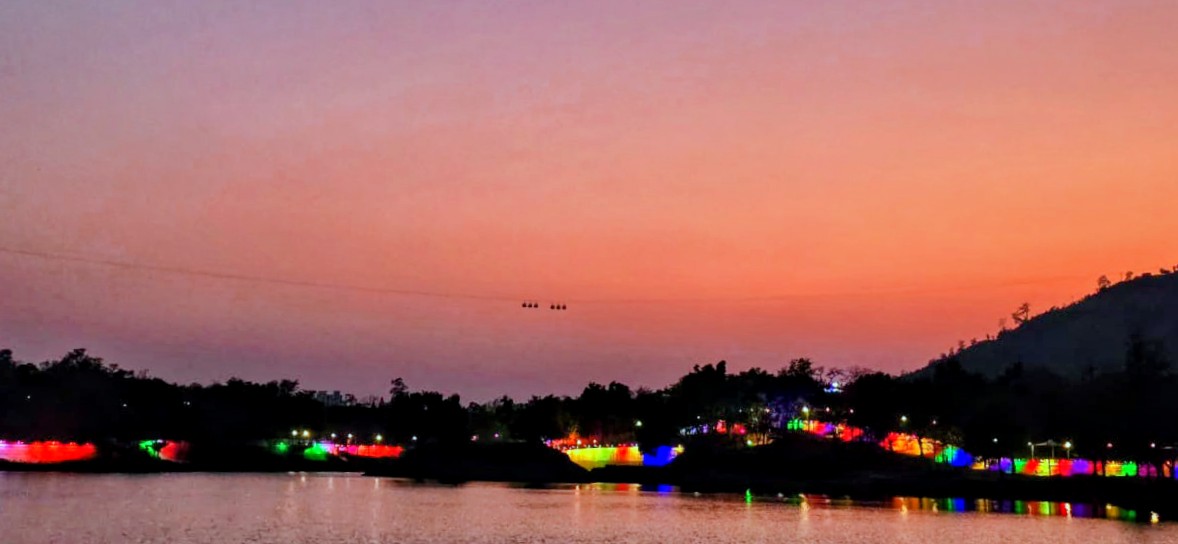 ढलते सूरज पर हिल स्टेशन सापुतारा की झील के किनारे प्राकृतिक सुंदरता का रंगों की दुनिया खिल उठी।