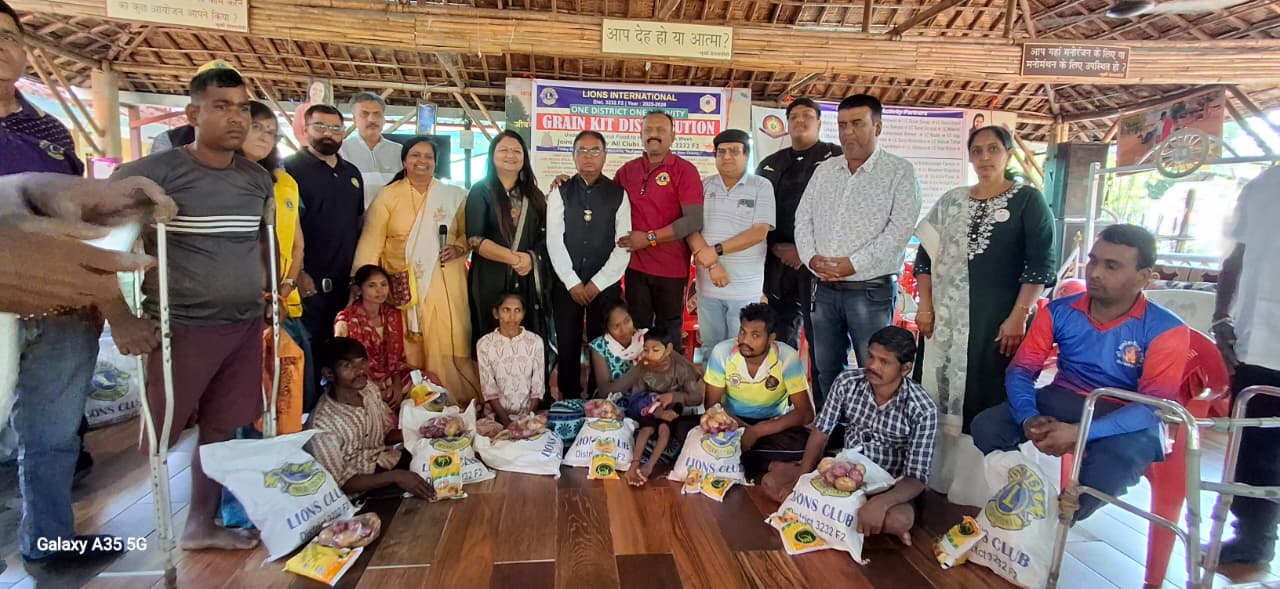 डांग के तेजस्वी संस्कृति केंद्र वसुरना और लायंस क्लब द्वारा भूखों को भोजन प्रदान कर सेवा सप्ताह कार्यक्रम मनाया।