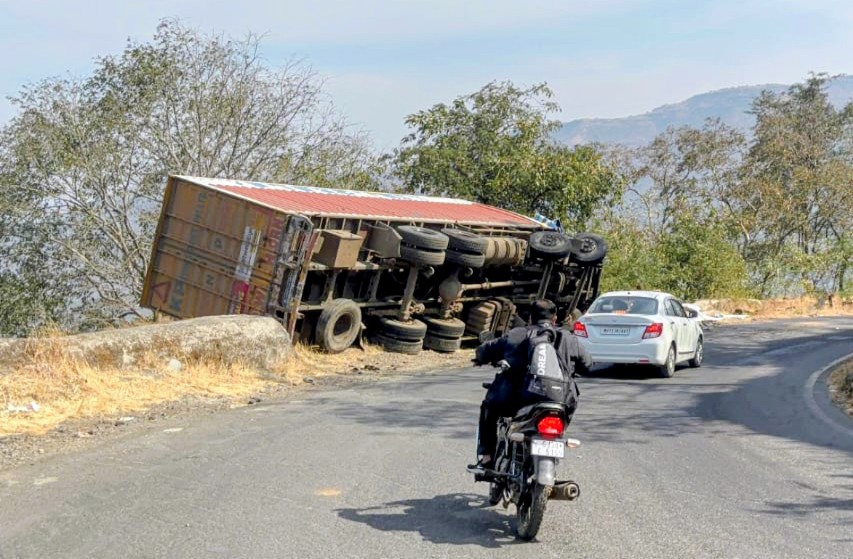 सापुतारा घाट में पलटे ट्रक से टकराया कंटेनर, बड़ा हादसा टला।