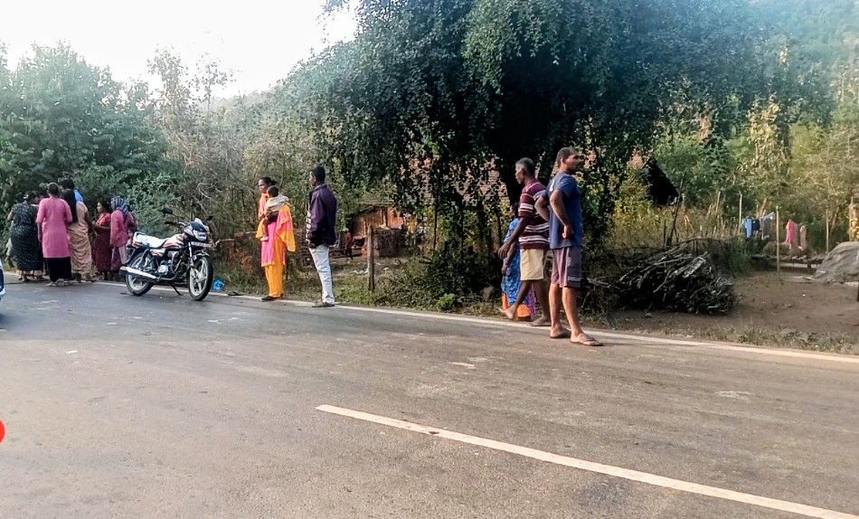 डांग जिले में आहवा-वघई रोड पर अलग-अलग जगहों पर दो मार्ग हादसे।