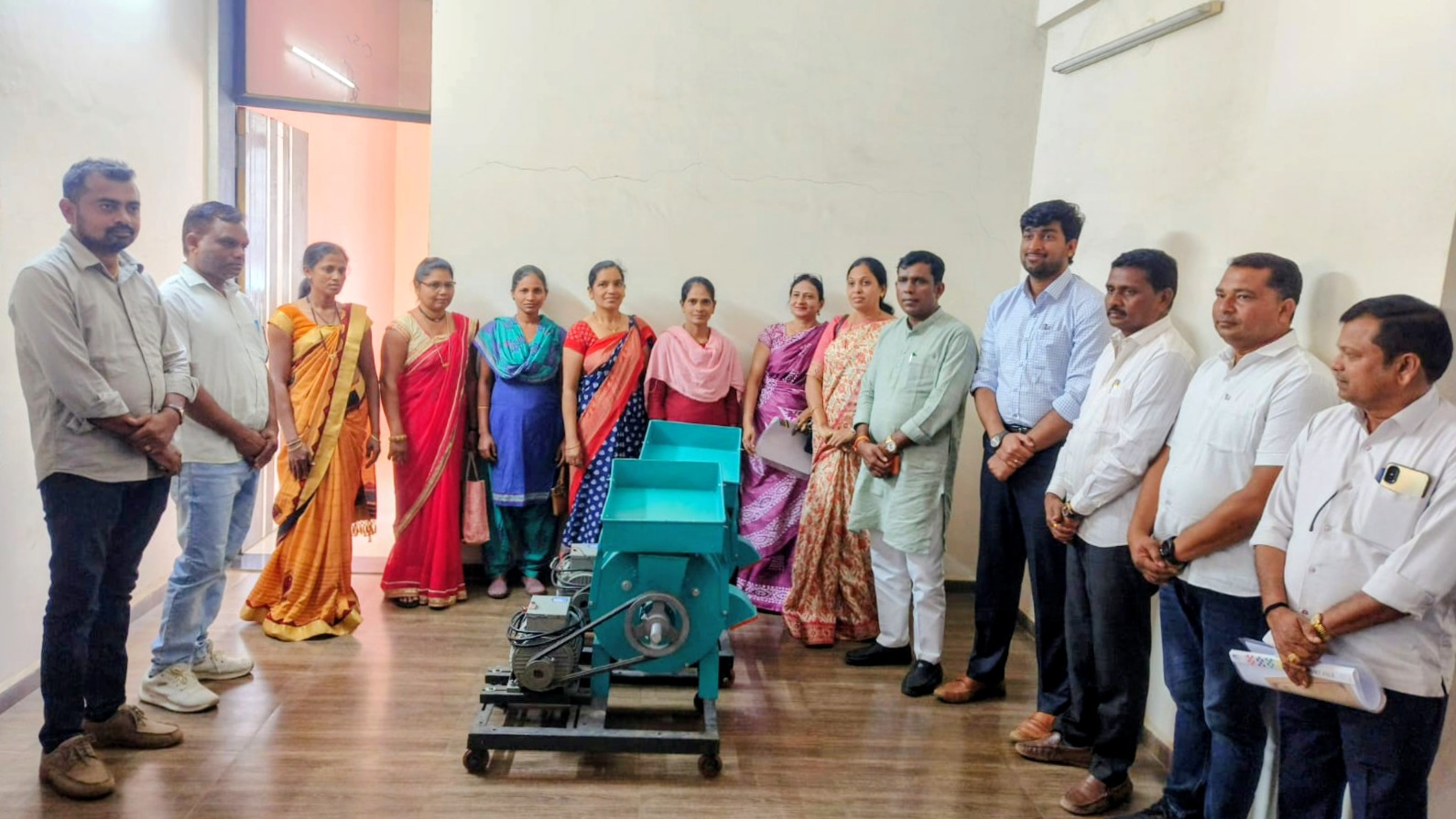 राज्यमंत्री डॉ. जयरामभाई गामीत के हाथों सखीमंडल की महिलाओं को मसाला मशीन किट का वितरण।