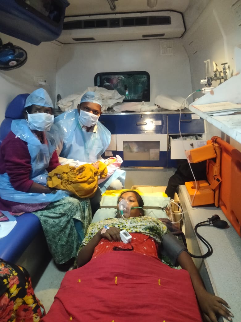 108 पिपरी IFT लोकेशन पर एम्बुलेंस टीम द्वारा जुड़वां शिशुओं की सफल प्रसूति।