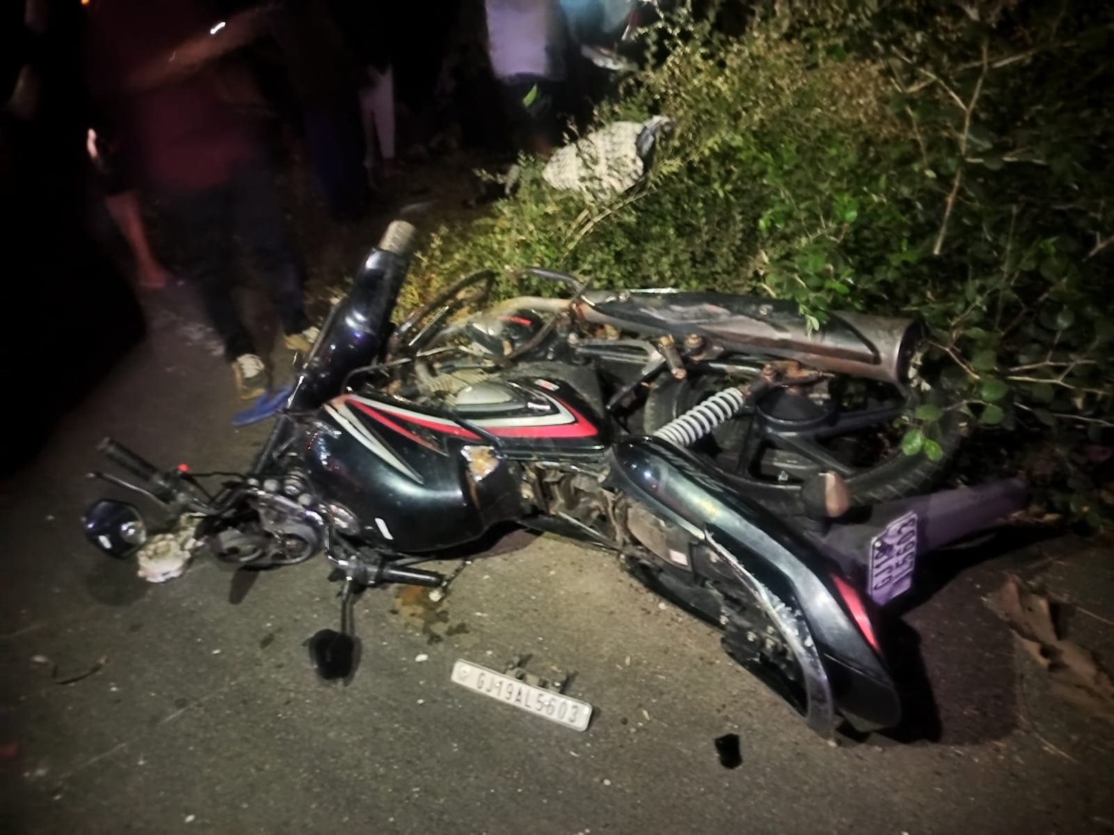 आहवा–वघई मार्ग पर नडगखादी गांव के पास भीषण सड़क हादसा, बाइक चालक की मौके पर ही मौत।