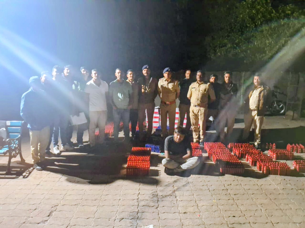 डांग के सापुतारा चेकपोस्ट पर लाखों की शराब जब्त।