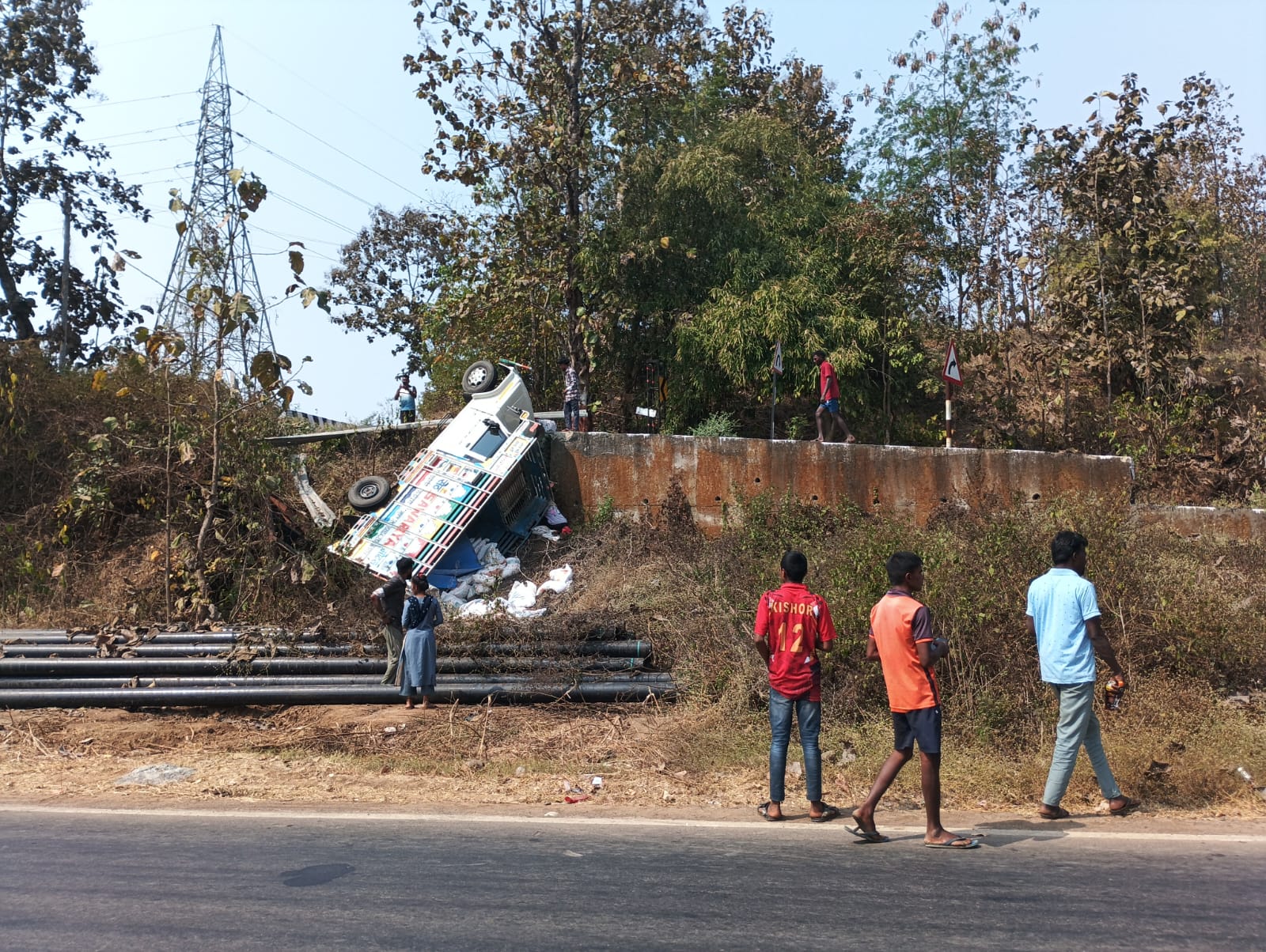 आहवा वघई मार्ग पर चुना से भरा पिकअप पलटा।