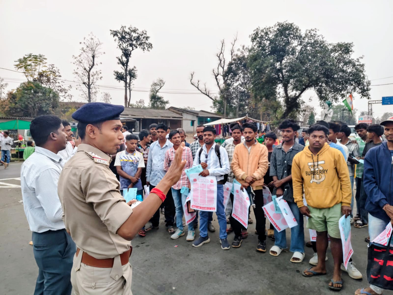 लश्करिया हाट बाजार में साइबर जागरूकता अभियान, आहवा पुलिस ने बांटे पंपलेट व बैग।