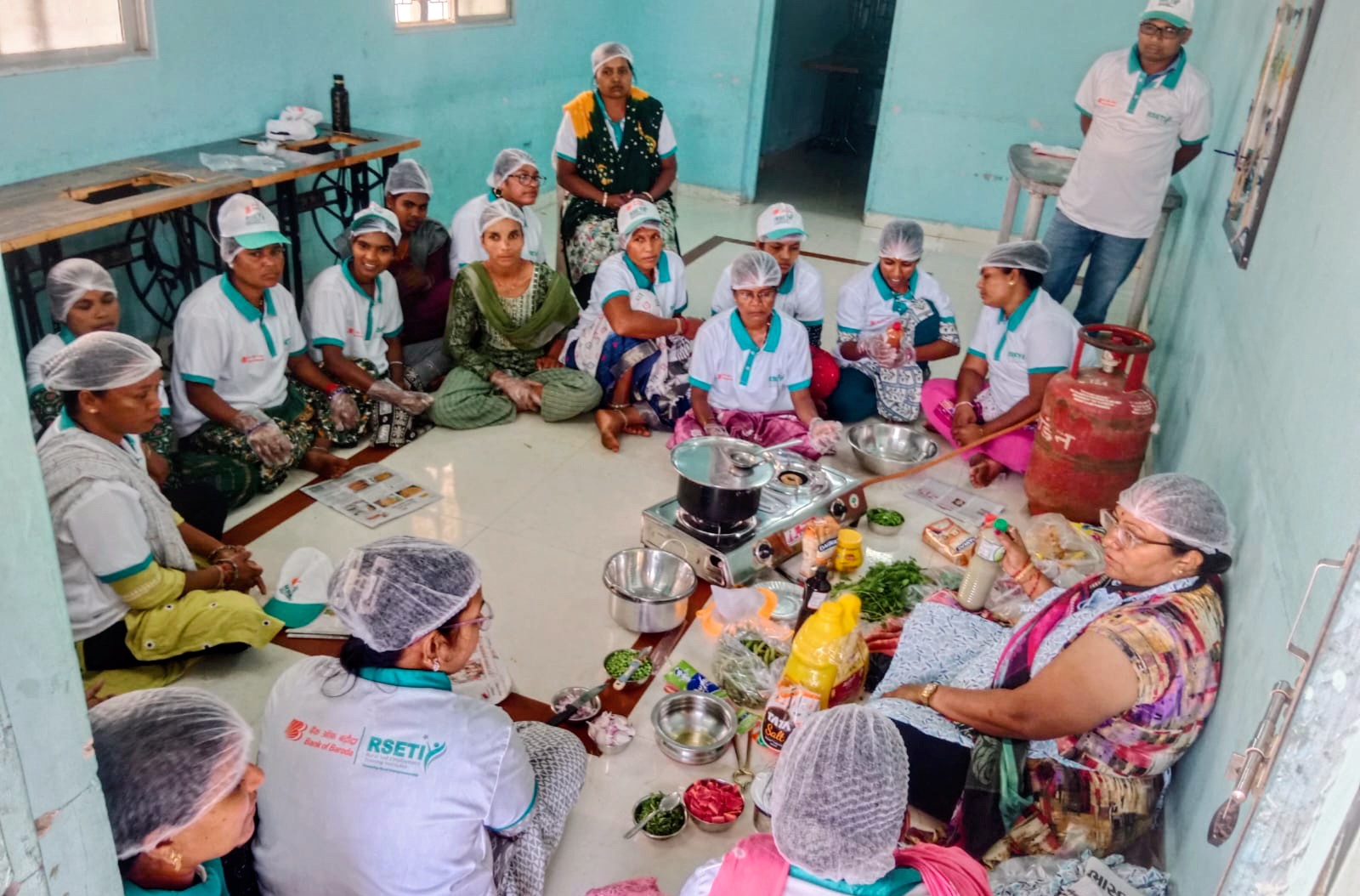 आहवा में 12 दिवसीय फास्ट फूड प्रशिक्षण सम्पन्न, 24 स्वयं सहायता समूह की महिलाओं को प्रमाणपत्र वितरित।