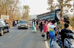 आहवा–वघई मार्ग पर नडगखादी के पास लोडिंग डम्पर का भीषण हादसा, चालक डम्पर में फंसा।