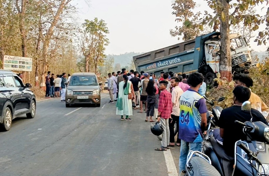 आहवा–वघई मार्ग पर नडगखादी के पास लोडिंग डम्पर का भीषण हादसा, चालक डम्पर में फंसा।